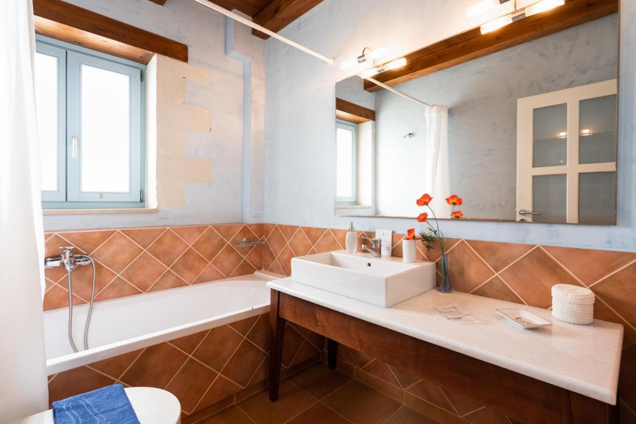 Beachfront Villa Turquoise With Private Pool, Bbq And Ping Pong Table La Canea Exterior foto